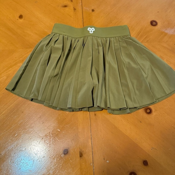 Aritzia TNA Pleated Tennis Skirt in Army Green Sz XS Performance Athletic - Picture 7 of 12